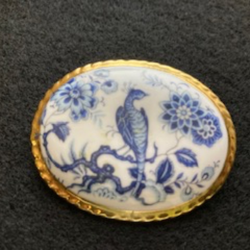 Aynsley Oval Brooch